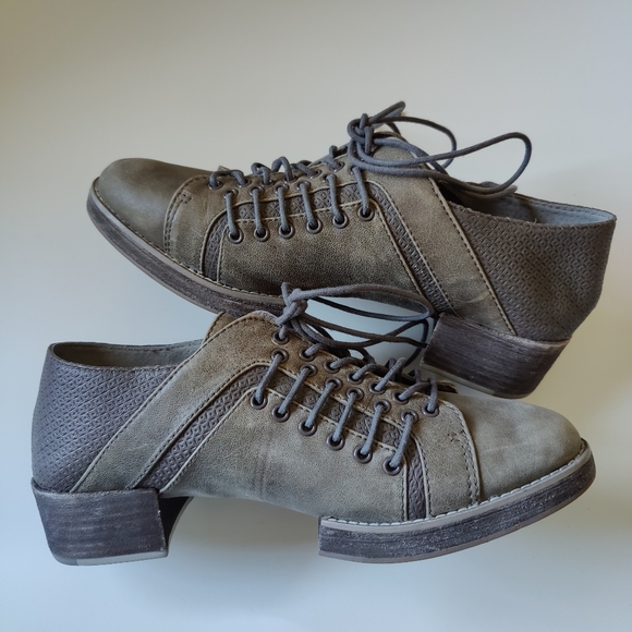 Kelsi Dagger Brooklyn Taylor Platform Split Sole Derby - Picture 6 of 8